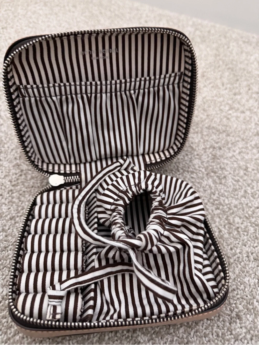 Henri Bendel jewelry case. - Picture 4 of 7